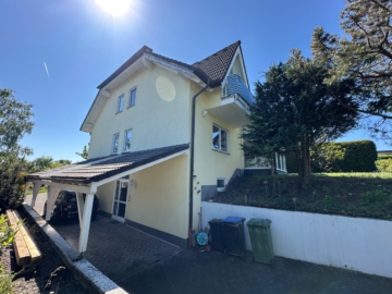 Vorderseite mit überdachtem Hauseingang - Starkenburg | Einfamilienhaus | Weitblick | Großzügiges Raumangebot