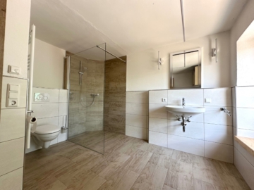 EG Badezimmer - Alleinlage mit Fernblick – Wohnhaus mit fertiger Einliegerwohnung & Rohbau mit Ausbaupotenzial