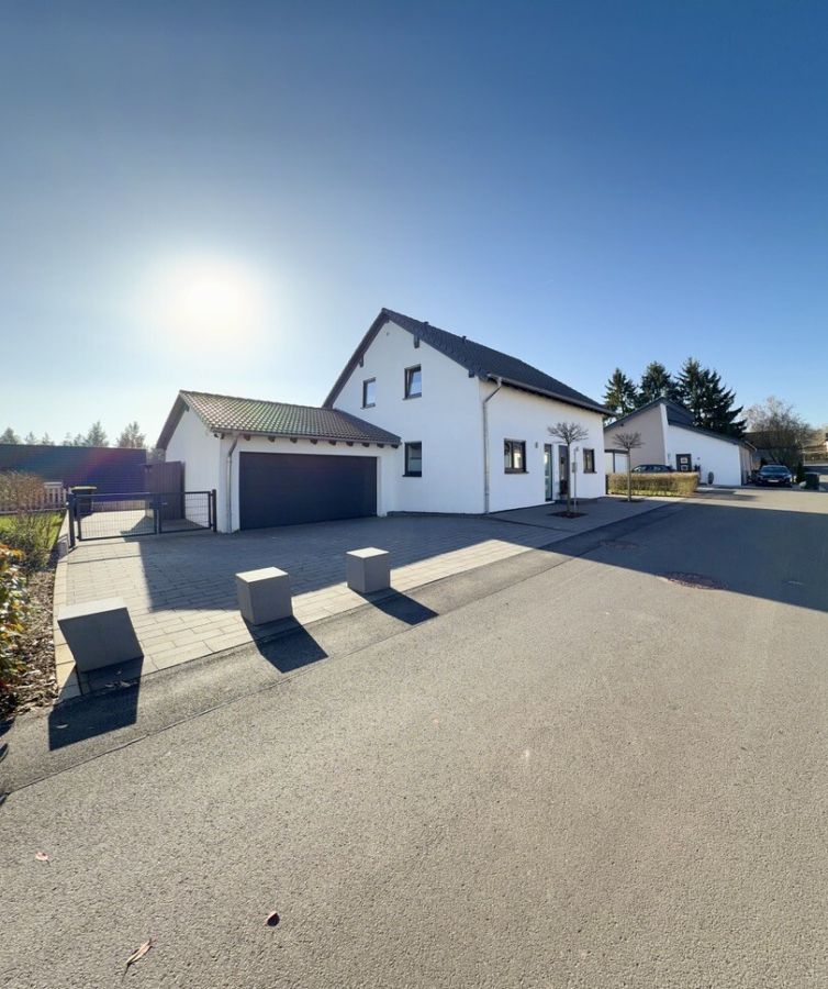 Gesamtsansicht - Hasborn | Baujahr 2017 | ca. 140 m² Wfl. | ca. 622 m² Grdst. | Doppelgarage