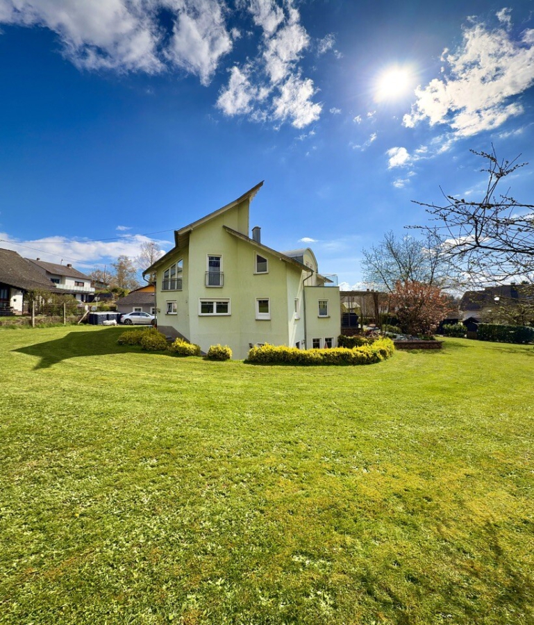 9D495A62-B963-4FF7-9970-90EF4E7FDD2D_1_105_c - Bausendorf | EFH ca. 258 m² mit Einliegerwohnung | große Garage